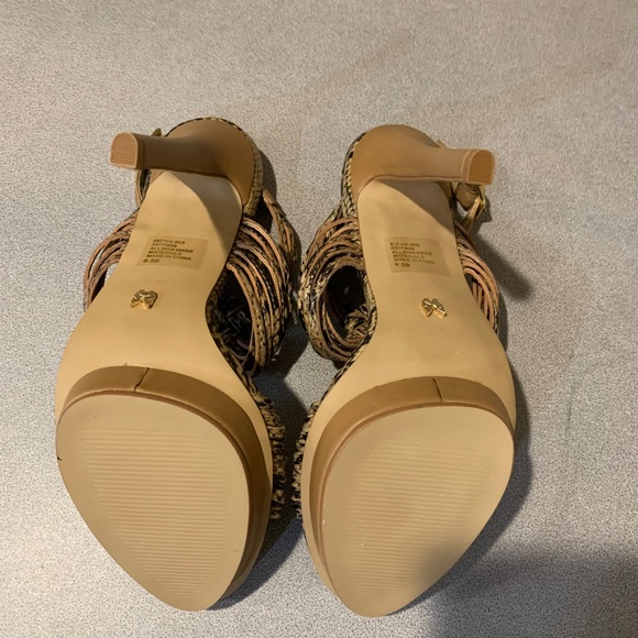 NWOB Victoria’s Secret Tan/Black Snakeprint Platform High Sandals sz 8.5 B - Picture 7 of 7